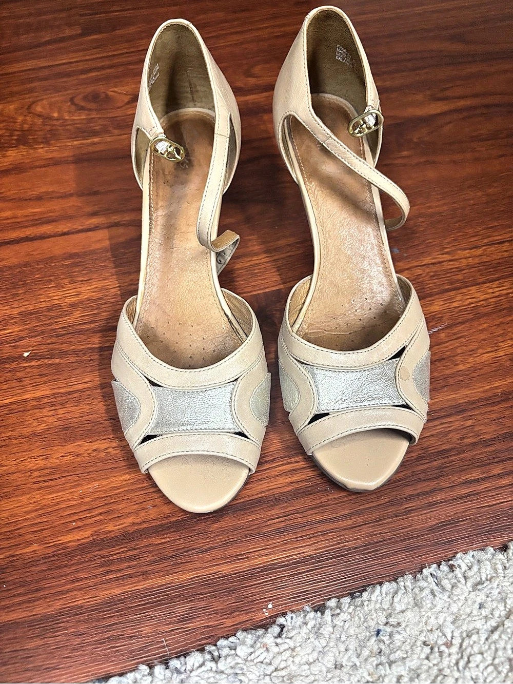Clarks Heels Beige & Gold US 8M